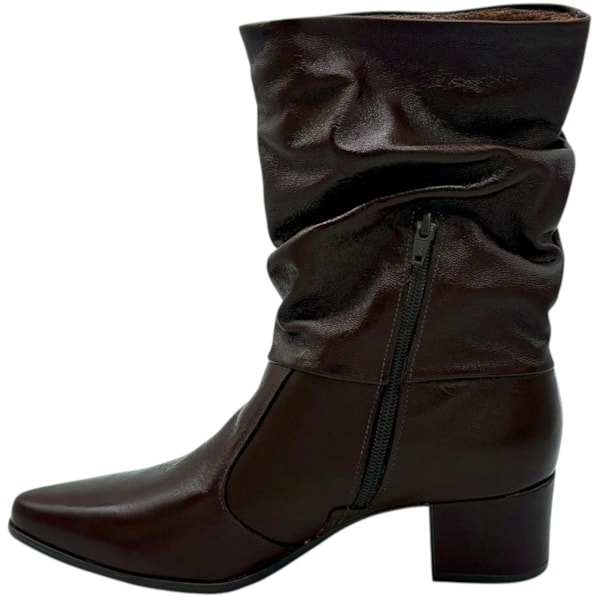 Bota Cano Médio Pegada em Couro Feminina